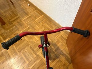Bicicleta infantil roja