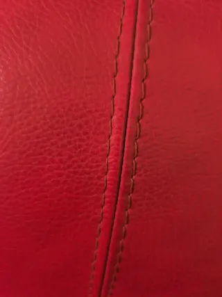 Sofá de cuero granate