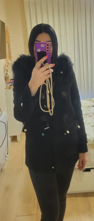 Abrigo negro ZARA con capucha y pelo