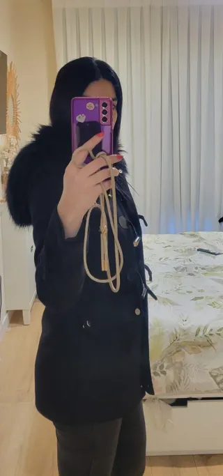 Abrigo negro ZARA con capucha y pelo