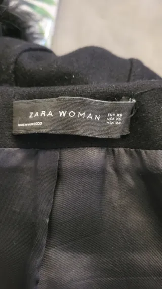 Abrigo negro ZARA con capucha y pelo