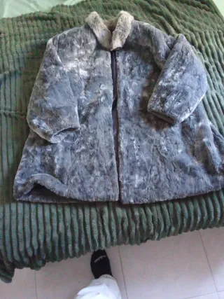 Abrigo gris de pelo sintético