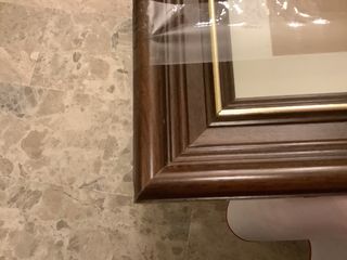 Marco de madera con detalles dorados