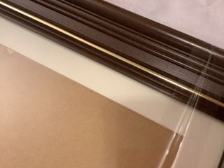 Marco de madera con detalles dorados