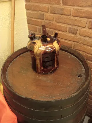 Botijo antiguo de cerámica