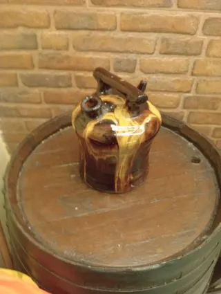 Botijo antiguo de cerámica