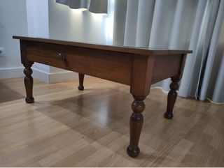 Mesa de centro de madera con cristal y cajon.