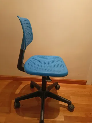 Silla de escritorio azul con ruedas