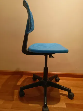 Silla de escritorio azul con ruedas