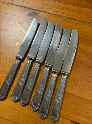 Set de 12 cuchillos de mesa con diseño