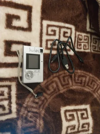 Cámara digital plateada