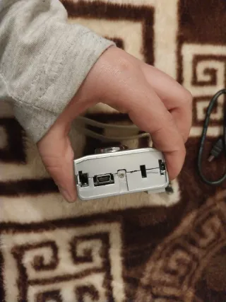 Cámara digital plateada