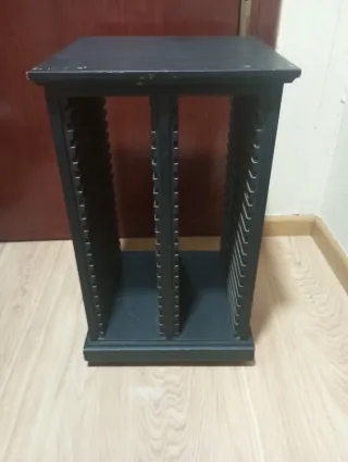 Torre con ruedas para almacenar CDs