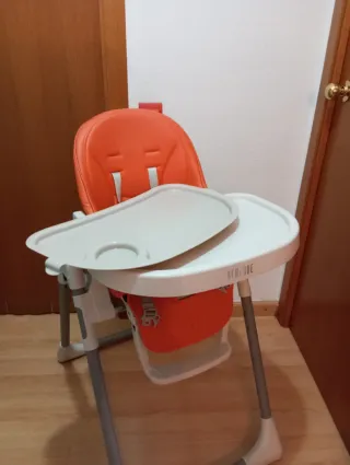 Trona bebé naranja y gris. Diferentes posiciones.