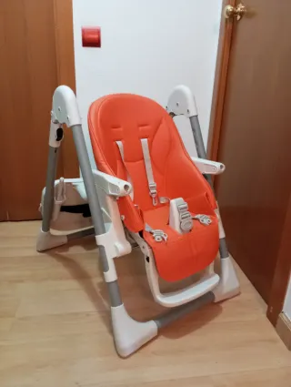 Trona bebé naranja y gris. Diferentes posiciones.