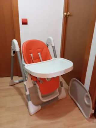 Trona bebé naranja y gris. Diferentes posiciones.