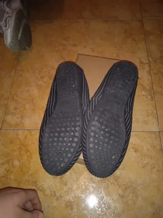 Zapatos de vestir negros con rayas doradas