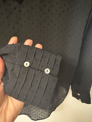 Blusa negra con detalles transparentes