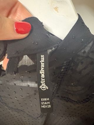 Blusa negra con detalles transparentes