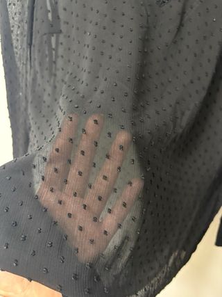 Blusa negra con detalles transparentes