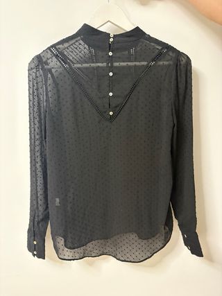 Blusa negra con detalles transparentes