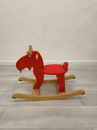 Caballo balancín infantil rojo.