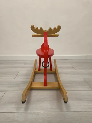 Caballo balancín infantil rojo.