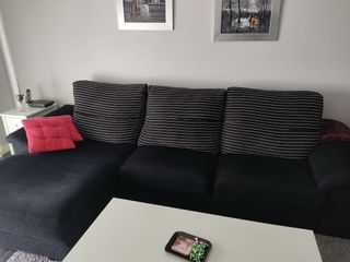 Sofá modular negro con chaiselongue y sillón