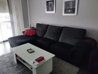 Sofá modular negro con chaiselongue y sillón