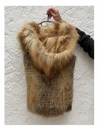 Chaleco de piel de zorro Just Cavalli con capucha