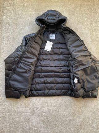 Chaqueta de plumas negra con capucha