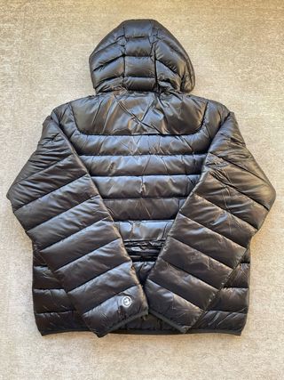 Chaqueta de plumas negra con capucha