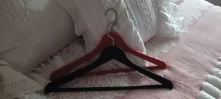 Lote de 26 perchas de plástico multicolor + 3