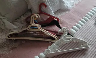 Lote de 26 perchas de plástico multicolor + 3