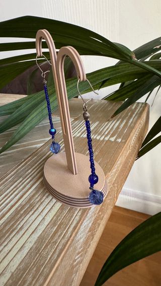 Pendientes largos de cuentas azules