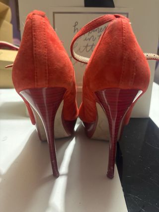 Zapatos de tacón rojos