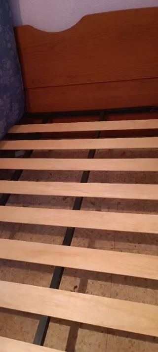 Cabecero, somier y 2 mesillas de madera