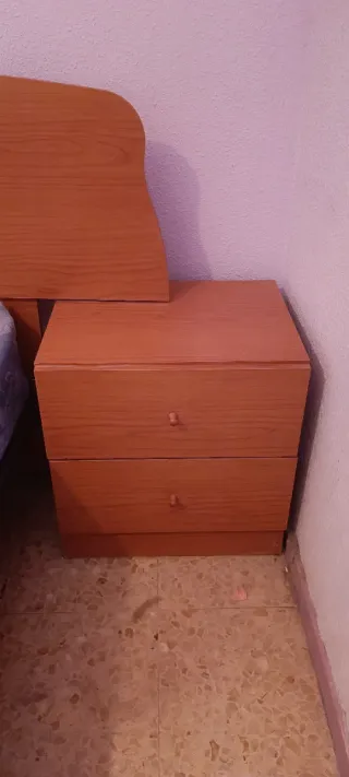 Cabecero, somier y 2 mesillas de madera