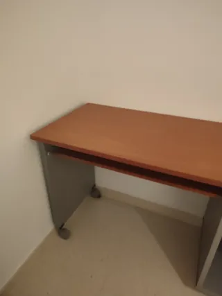 Escritorio y silla madera y metal