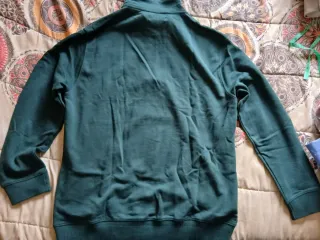 Sudadera verde con bolsillo y cremallera