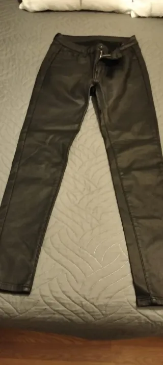 Pantalón efecto cuero negro mujer