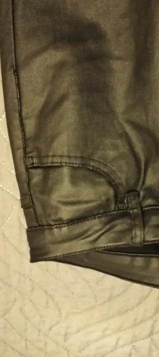 Pantalón efecto cuero negro mujer