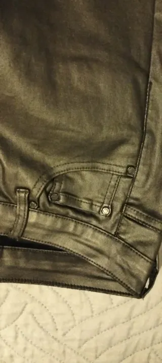 Pantalón efecto cuero negro mujer