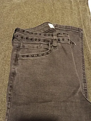 Pantalones vaqueros negros Mango con tachuelas