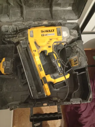 Pistola Clavadora DeWalt + 2 Batería y Cargador