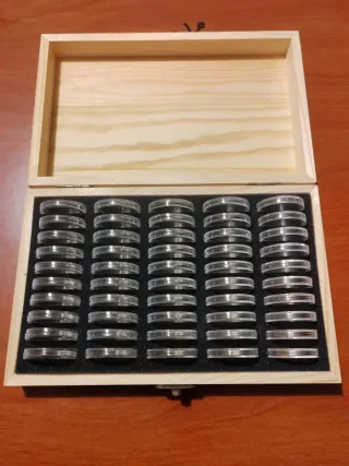 Scatola portamonete in legno con incisione