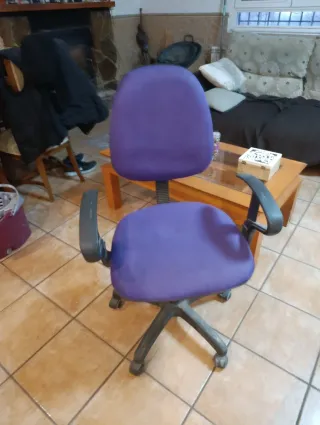 Silla de oficina ergonómica púrpura
