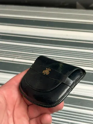 Pequeño monedero antiguo de piel