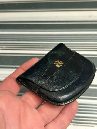 Pequeño monedero antiguo de piel