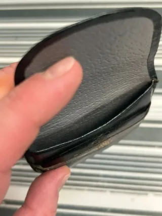 Pequeño monedero antiguo de piel